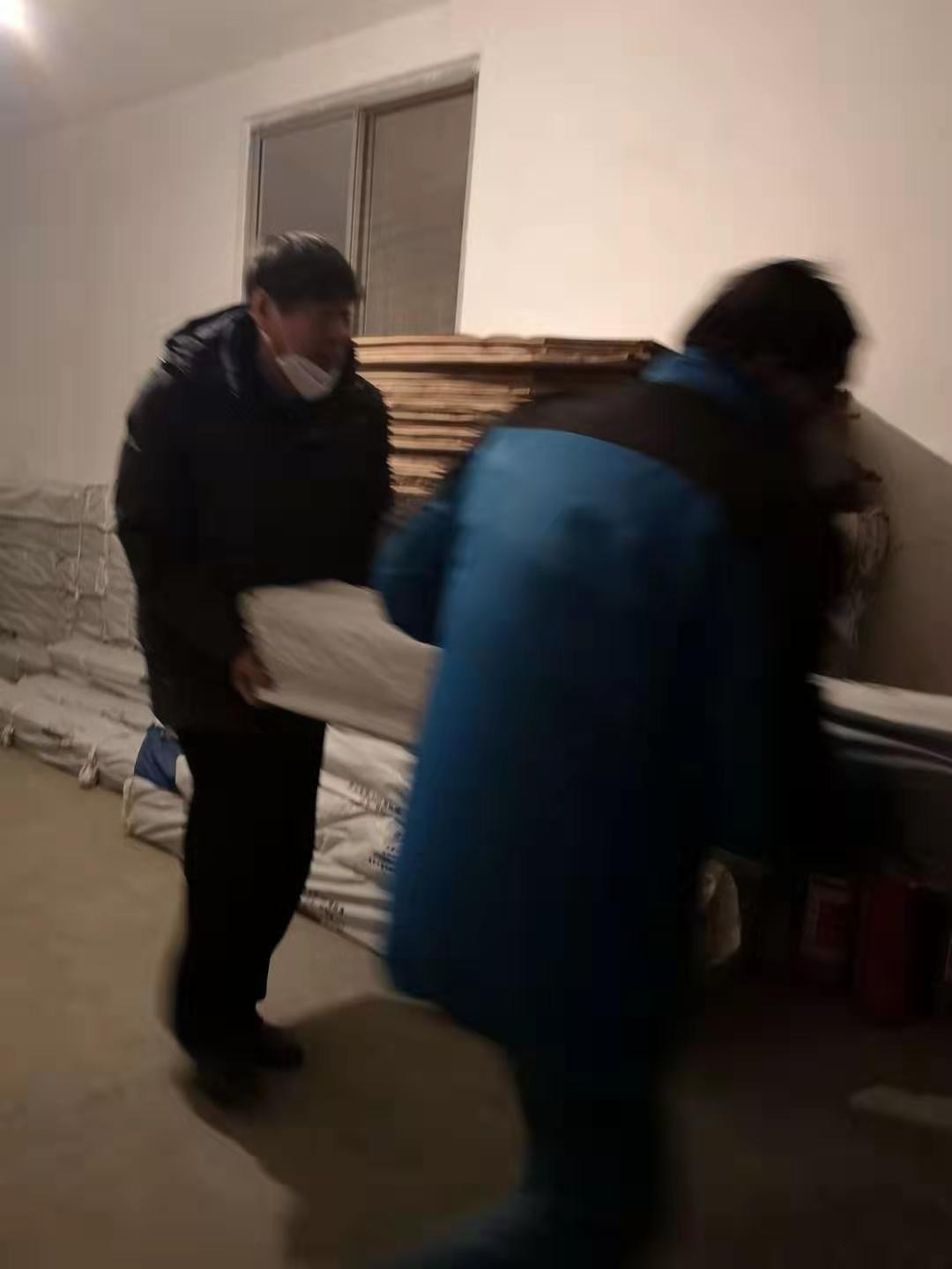 破晓青白江突发地动，，，，公司深夜运送救灾物资